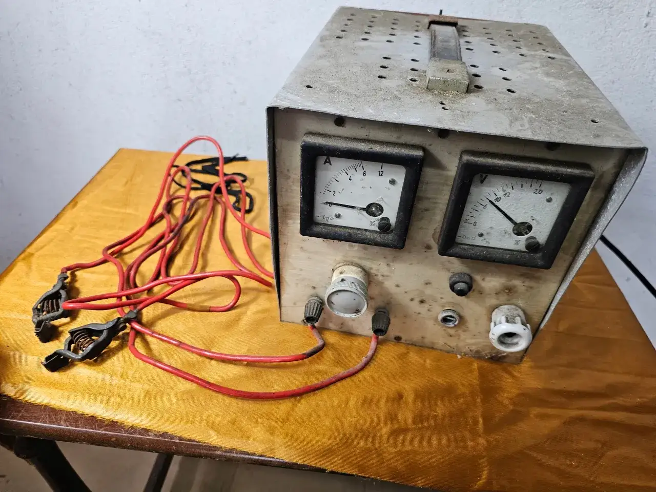 stary prostownik transformatorowy