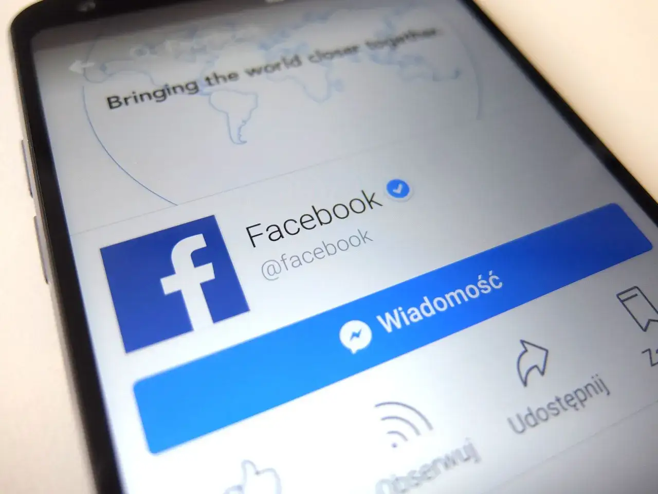 Ekran telefonu z logo Facebook. Dowiedz się, jak zaktualizować Facebooka, aby korzystać z najnowszych funkcji i ulepszeń.