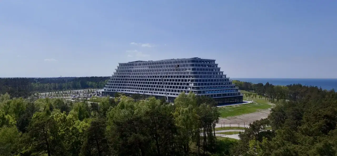 Nowy hotel Gołębiewski w Pobierowie, z tarasami schodzącymi ku morzu. Sprawdź hotel gołębiewski pobierowo cennik.