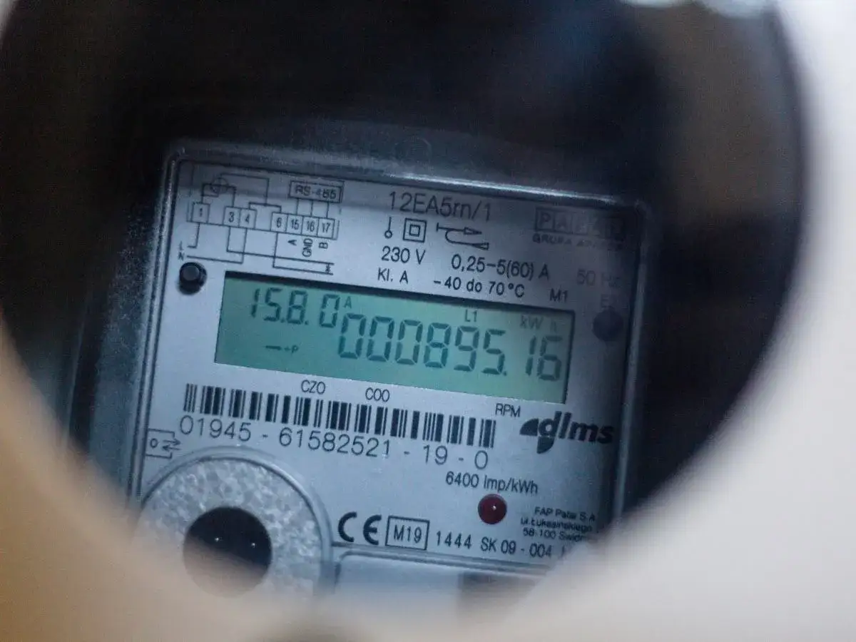 Cyfrowy licznik energii elektrycznej pokazuje 895,16 kWh. Czy licznik energii elektrycznej może oszukiwać? To pytanie nurtuje wielu konsumentów.