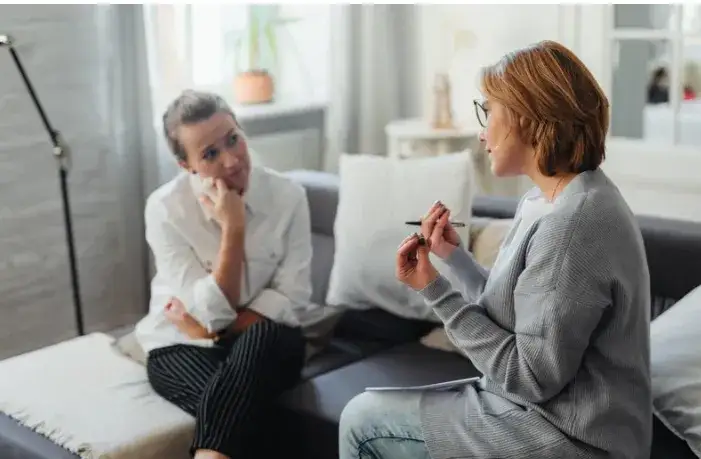 osoba rozmawiająca z psychiatrą