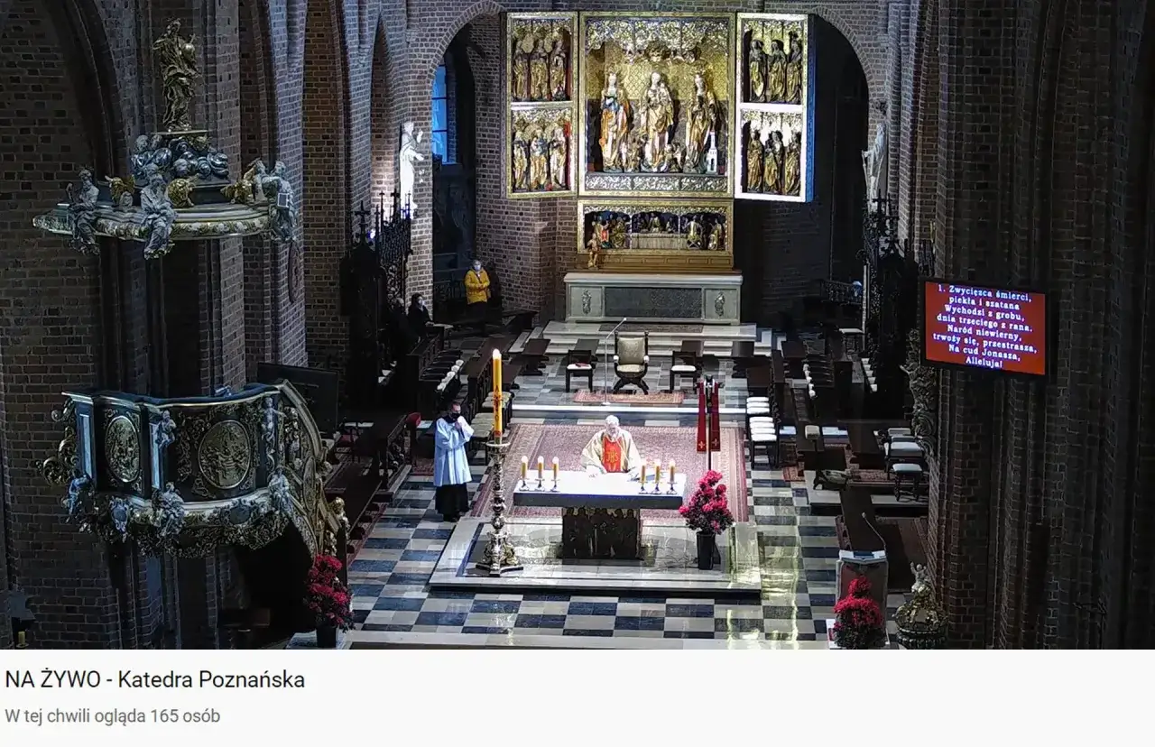 Transmisje mszy św w telewizji z Katedry Poznańskiej. Kapłan odprawia nabożeństwo, wierni oglądają w domach.
