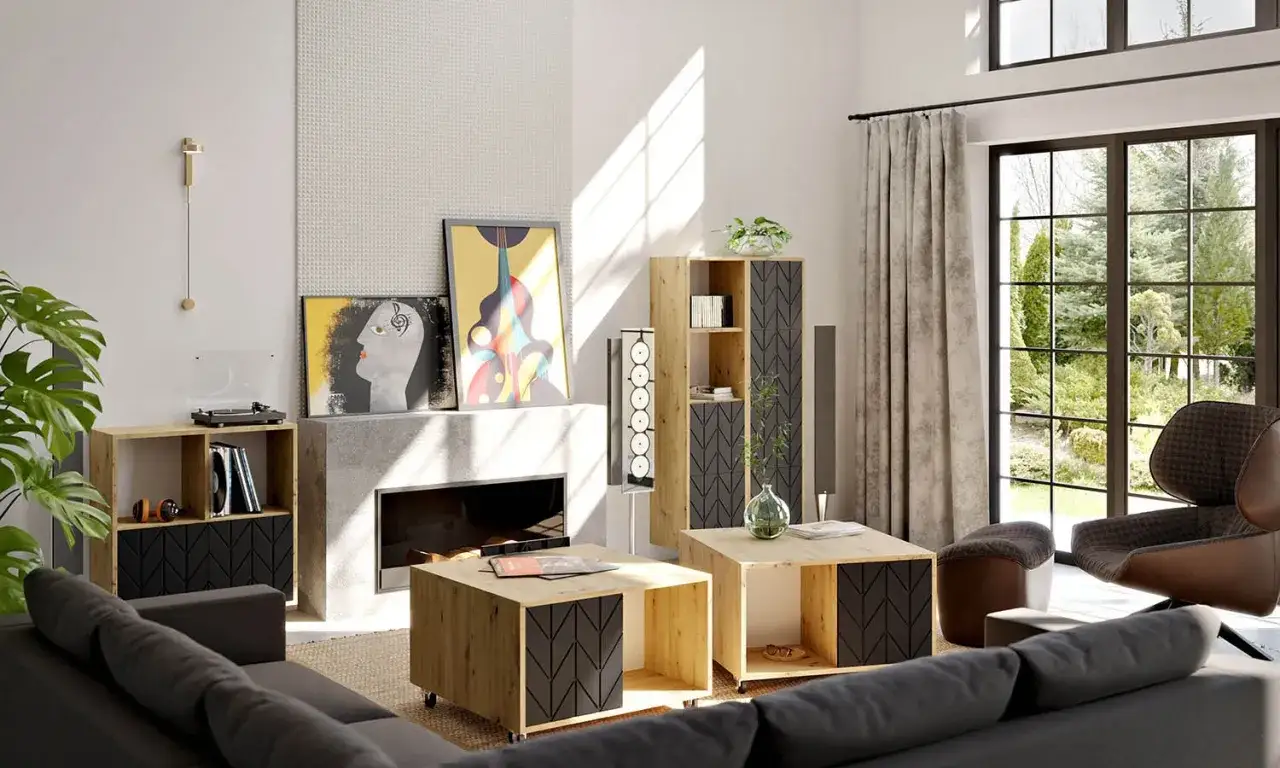 Nowoczesny salon z kanapą, stolikami, kominkiem i regałem. Okno z widokiem na ogród, zasłony wiszą prostopadle do okna, tworząc przytulną atmosferę.