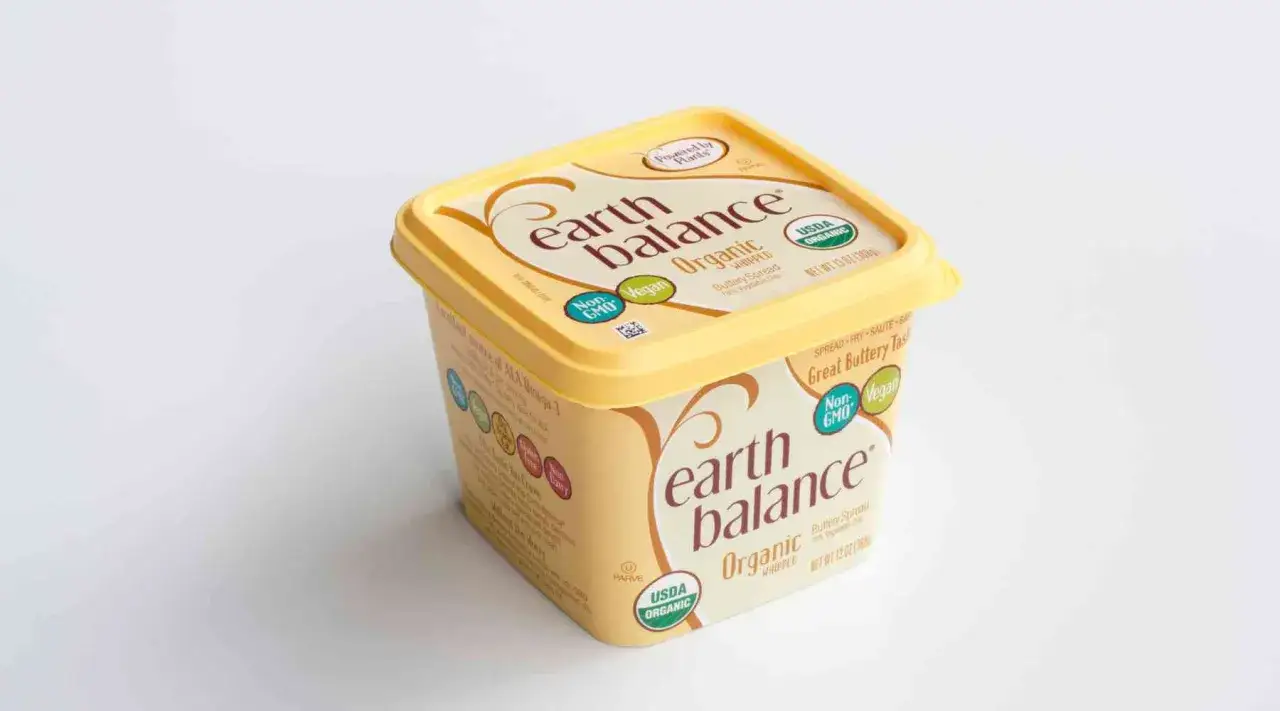 Pudełko masła roślinnego Earth Balance Organic. Czy masło roślinne jest zdrowe? Ten produkt jest wegański, bez GMO i organiczny.