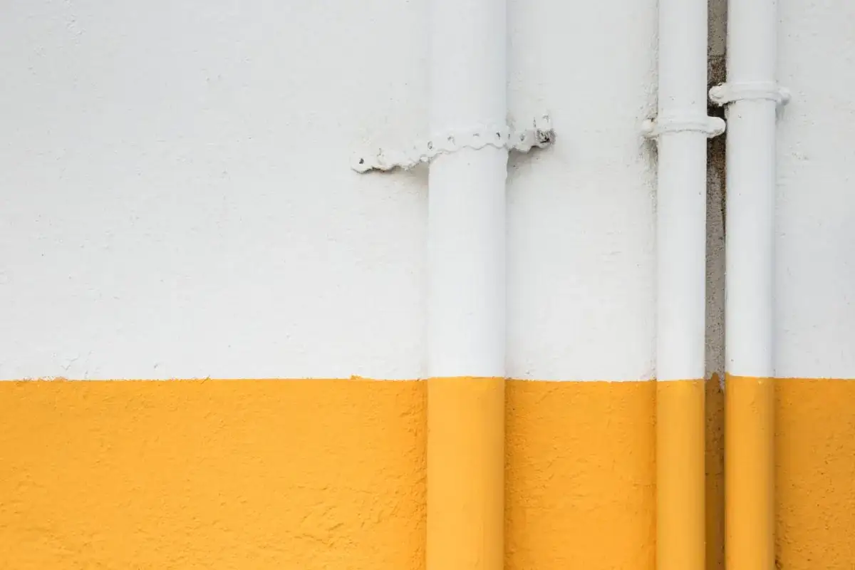 Nieestetyczne rury grzewcze w mieszkaniu