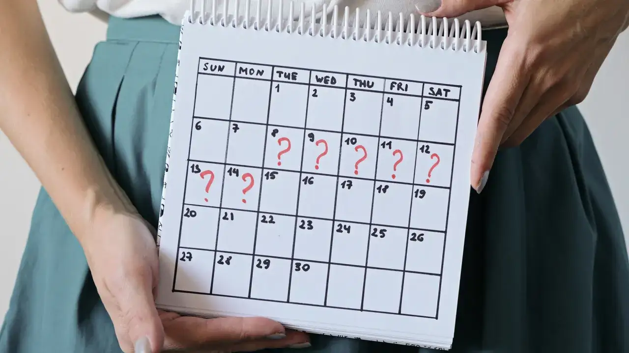 kobieta zastanawiająca się nad kr&oacute;tkim okresem, kalendarz menstruacyjny