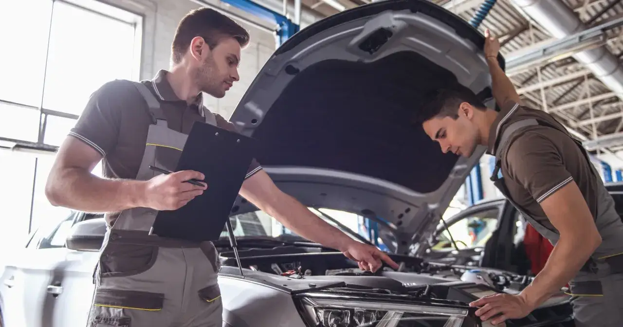 mechanik sprawdza normy czasowe naprawy