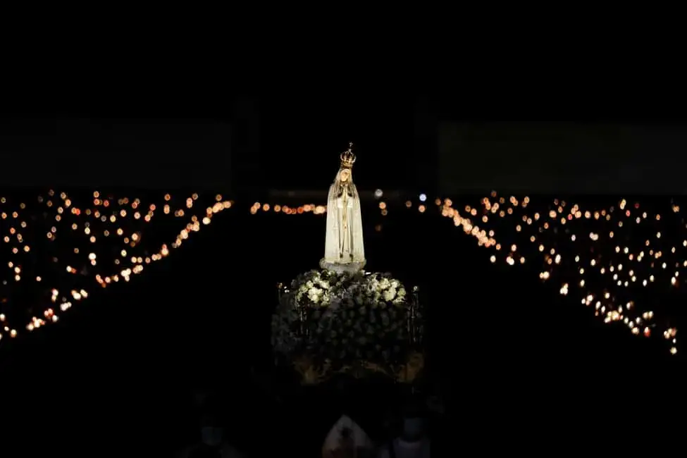 Pielgrzymi w Fatimie podczas procesji ze świecami