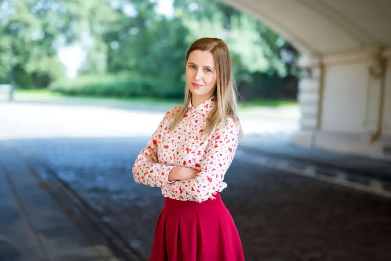 Czerwona spódnica: stylizacje do biura, na randkę, na wesele, na co dzień