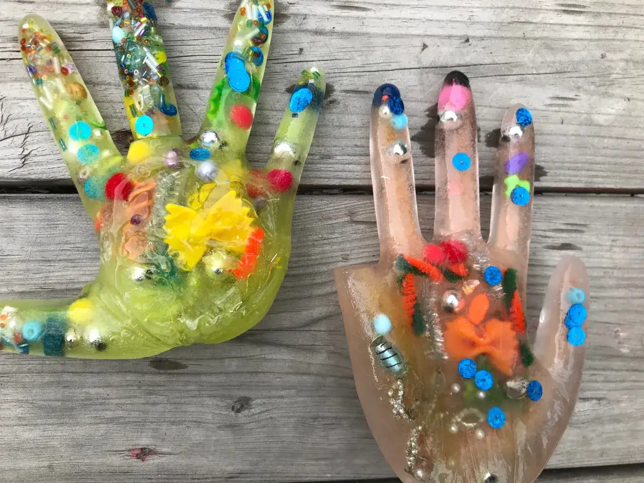 dzieci bawiące się lodem, eksperymenty z lodem dla dzieci, nauka przez zabawę