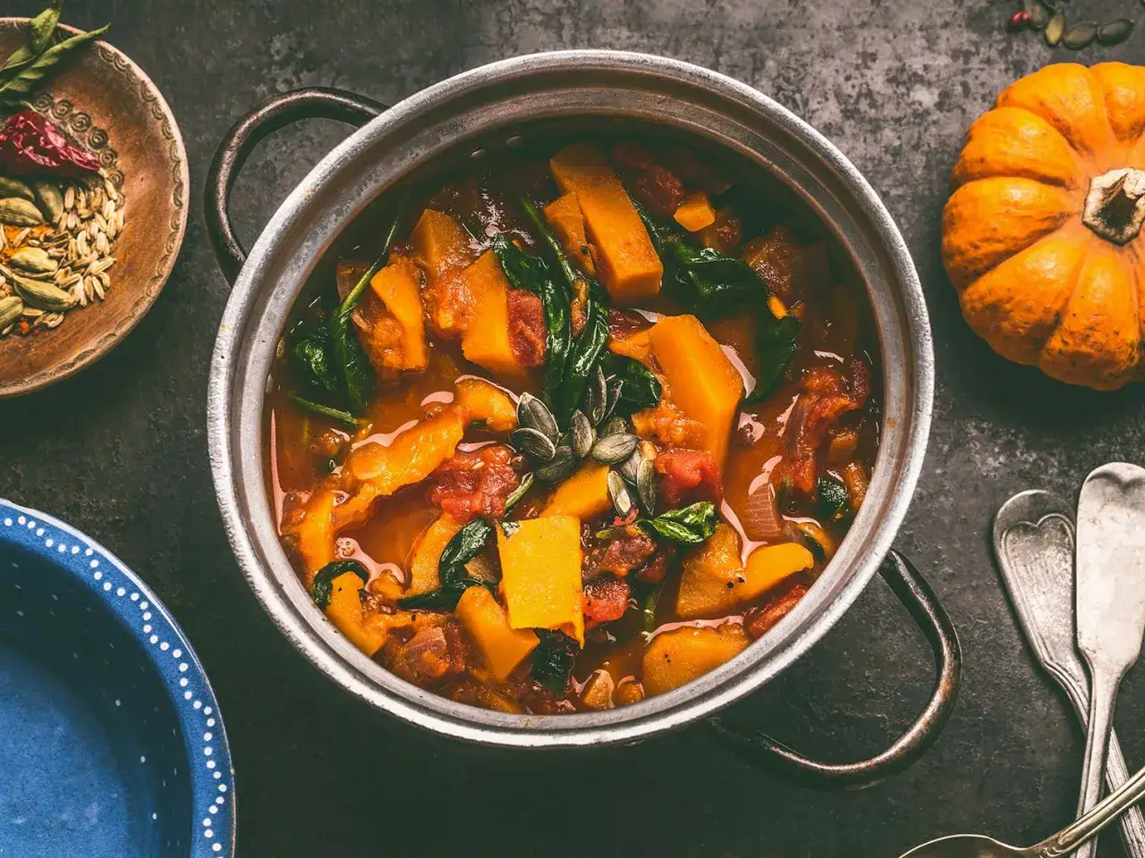 L&eacute;gumes qui suent dans une cocotte