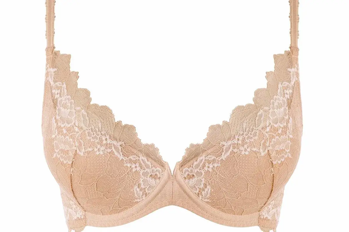 idealnie dopasowany biustonosz na modelce