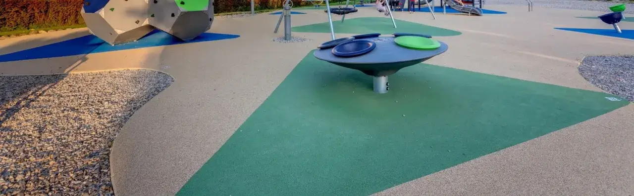 różne typy bezpiecznych nawierzchni na plac zabaw