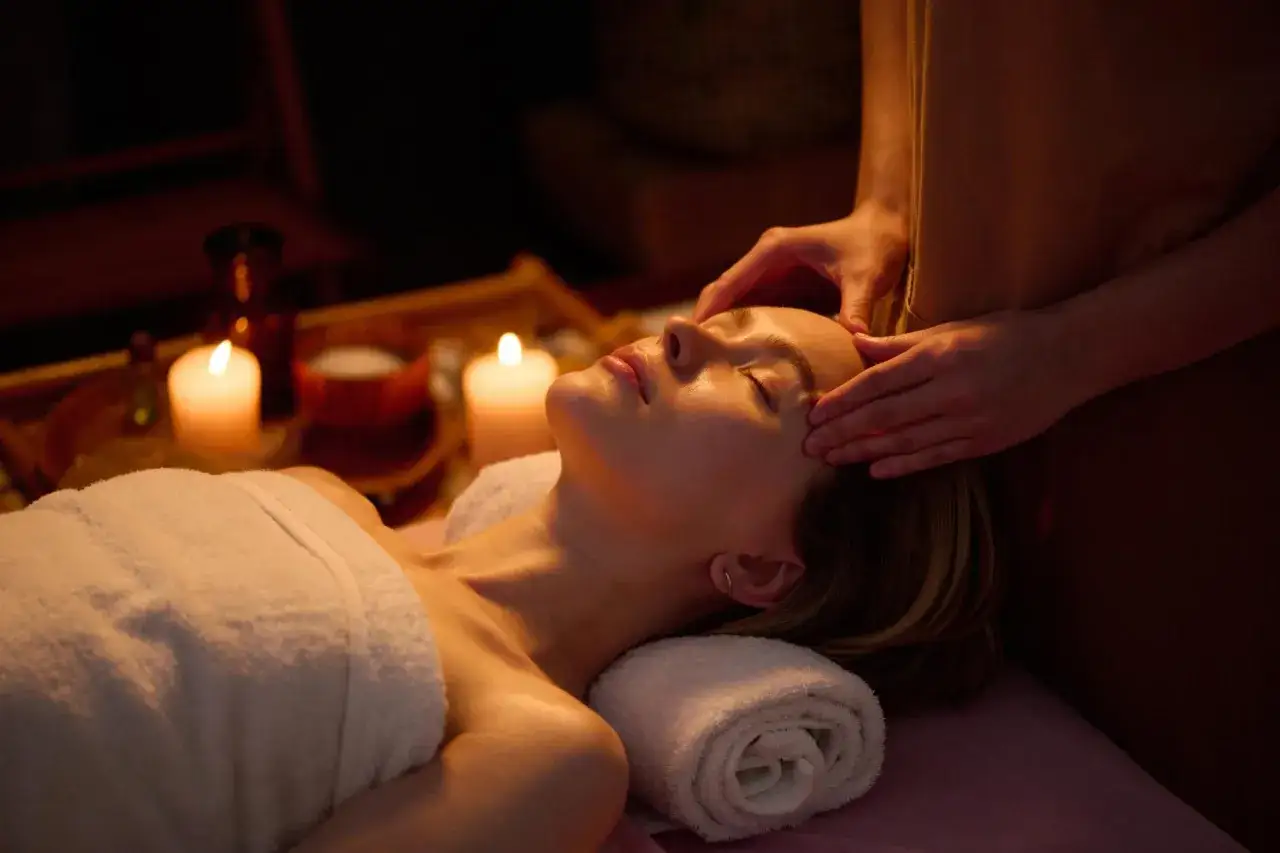 Relaks na twarzy podczas masażu głowy. Idealny prezent: bon do spa.