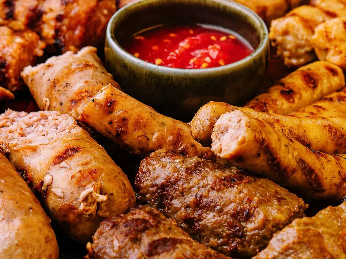 Pyszne jedzenie w Rumunii: grillowane kiełbaski i mięso mielone z sosem pomidorowym.