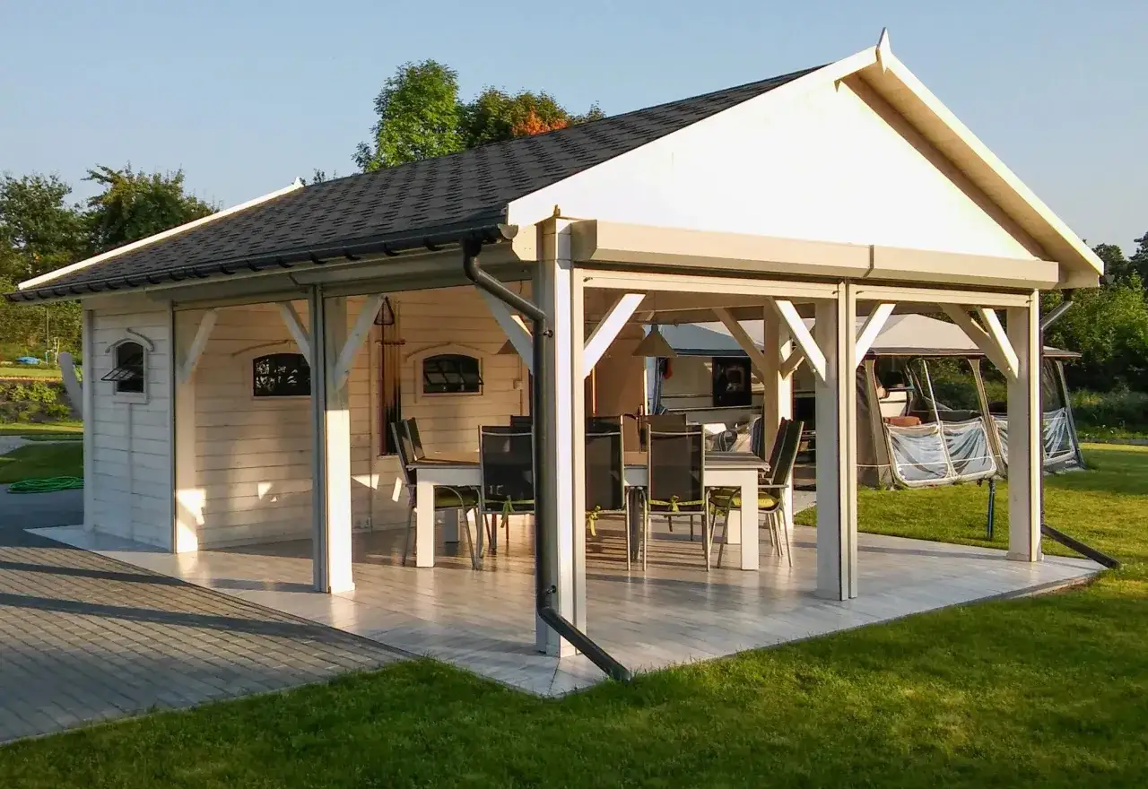 Nowoczesna altana z grillem i wędzarnią, idealna na letnie spotkania. Projekt obejmuje st&oacute;ł z krzesłami i zadaszenie.