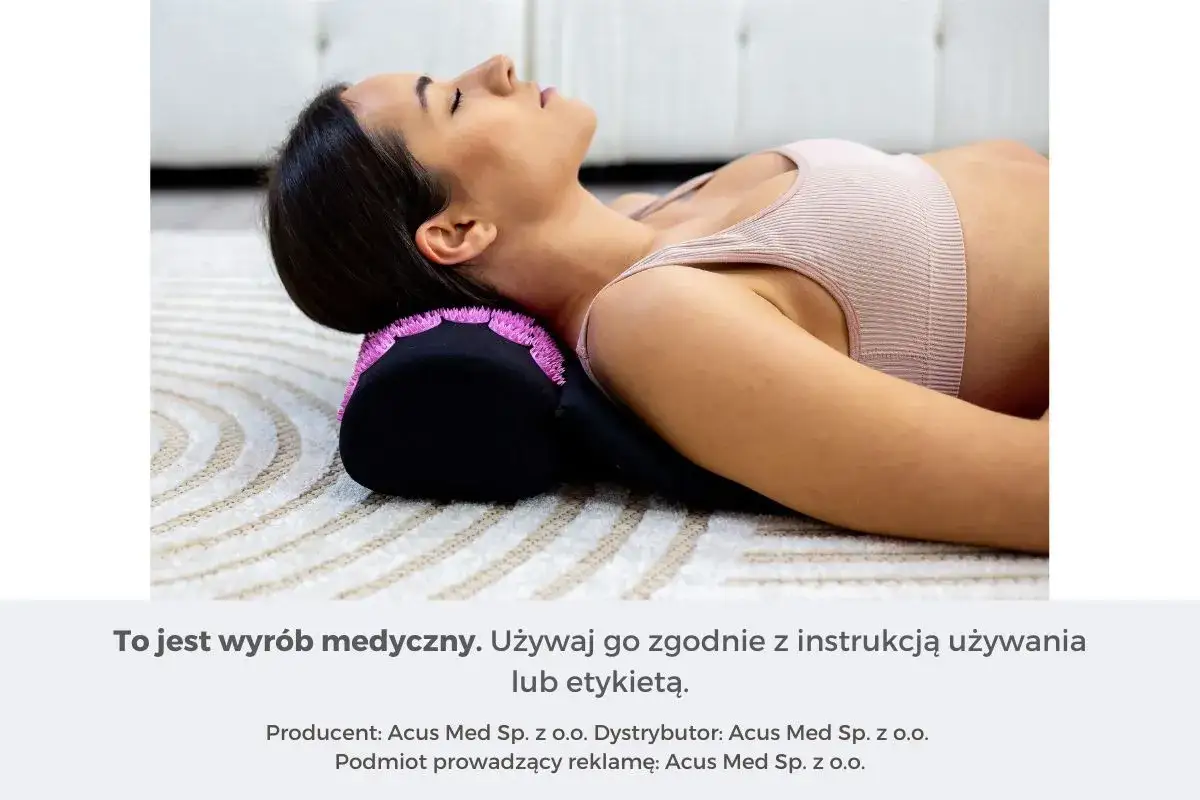 Kobieta leży na macie z poduszką akupresurową pod szyją, która może pomóc w dolegliwościach takich jak kręcz szyi. Domowe sposoby na ulgę.