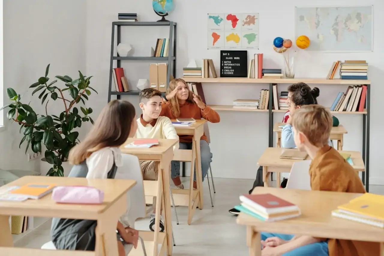 Uczeń przeszkadzający na lekcji, nauczyciel interweniujący