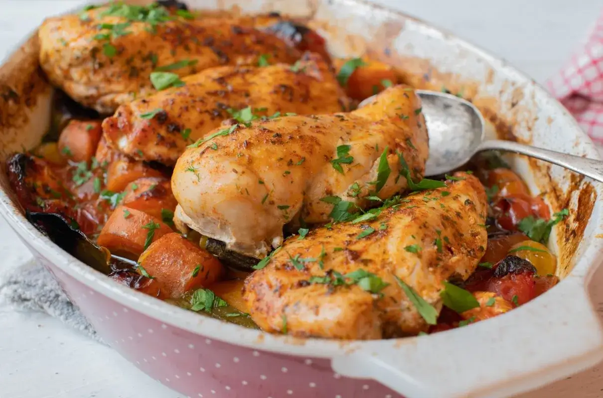 Pieczony filet z kurczaka z warzywami w naczyniu żaroodpornym. Idealny pomysł, co zrobić z fileta z kurczaka na obiad.