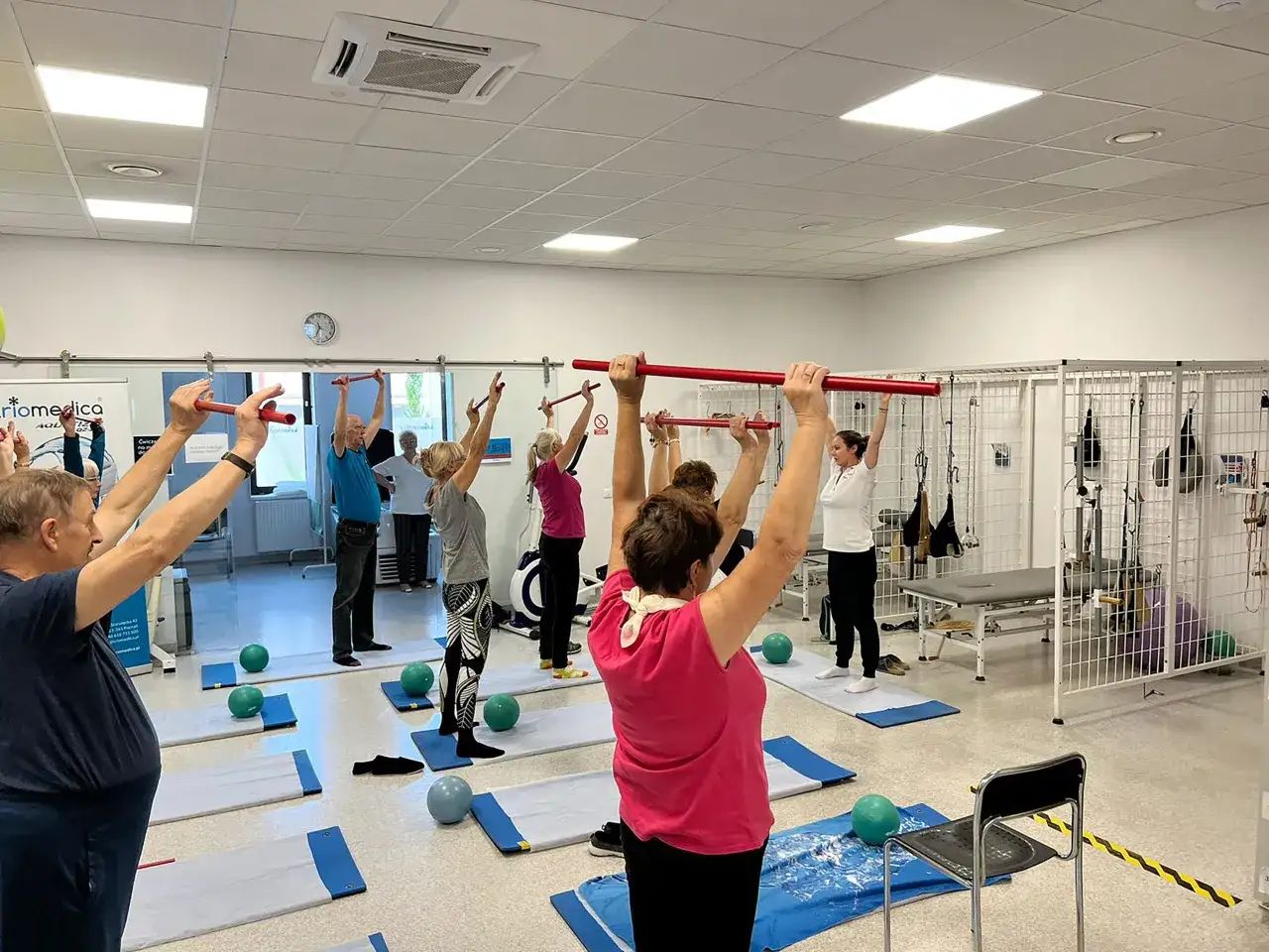 rehabilitacja seniorów sala gimnastyczna