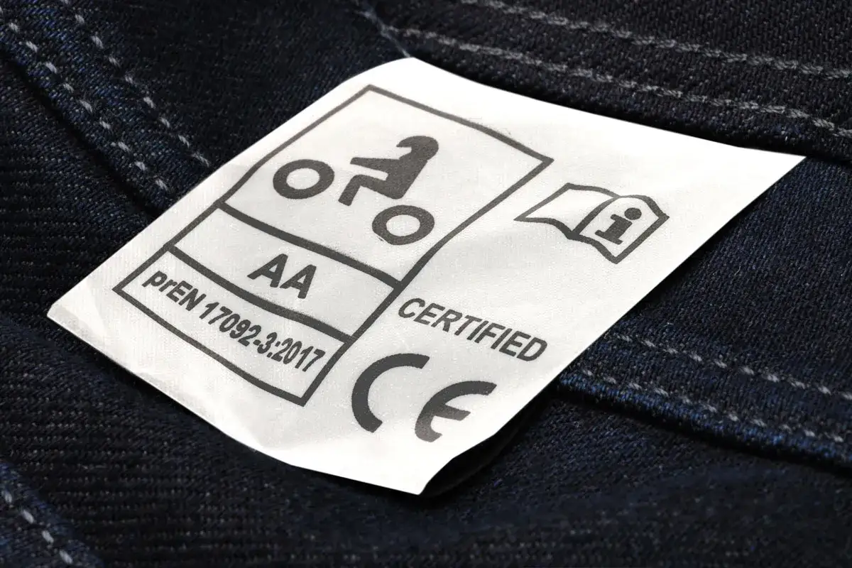 etykieta certyfikatu EN 17092 jeansy motocyklowe