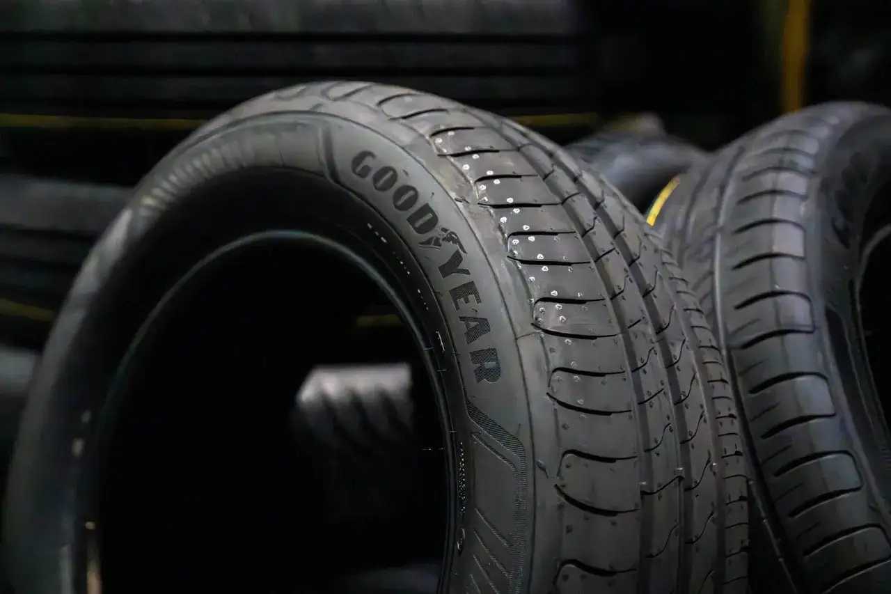 Opony Goodyear, które mogą być produkowane w Dębicy, w zbliżeniu.