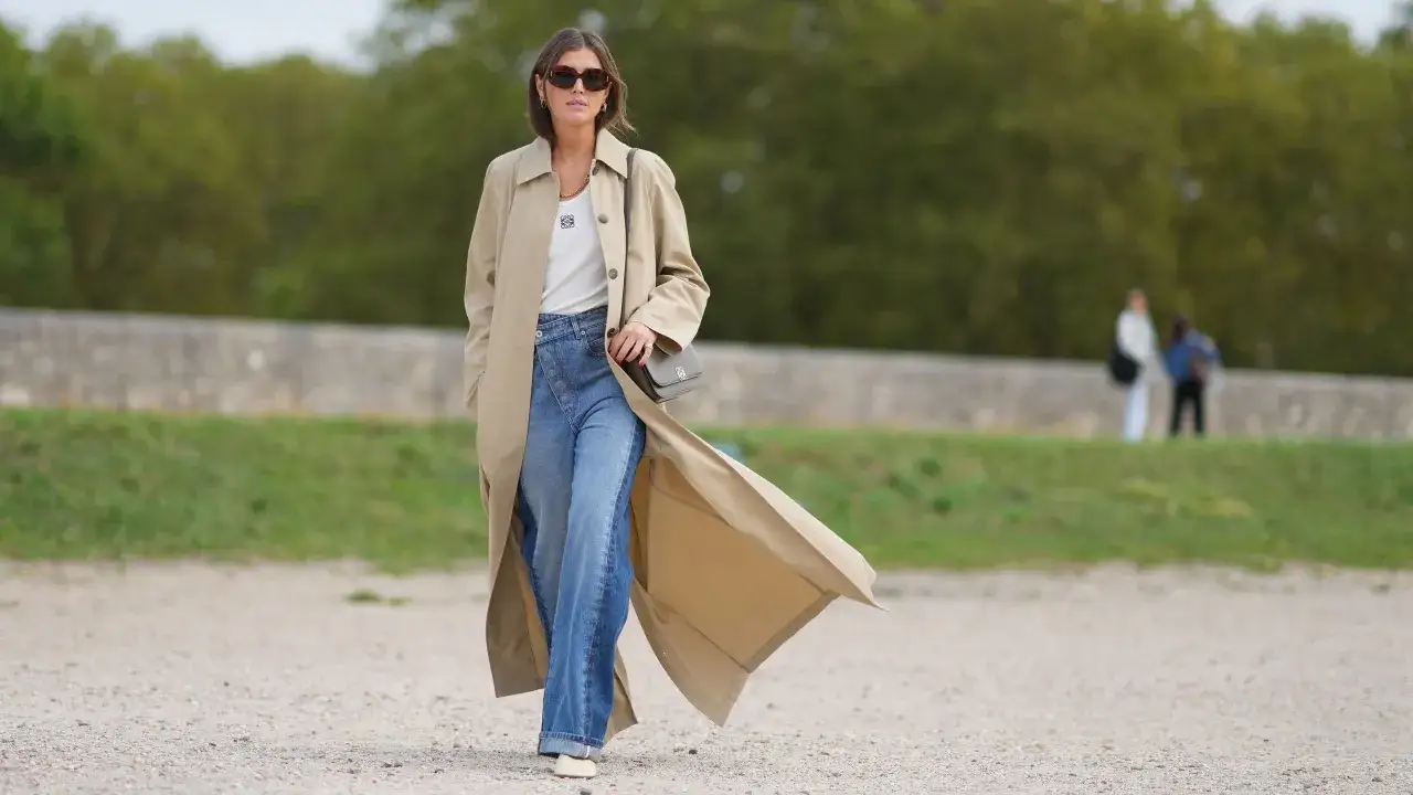 Elegancka beżowa marynarka idealnie komponuje się z szerokimi jeansami, tworząc stylowy look.