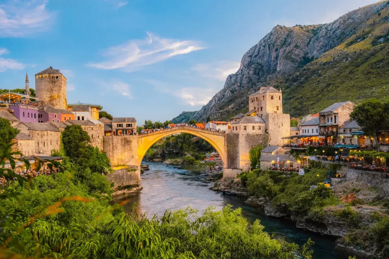 Mostar, Bośnia i Hercegowina. Słynny Stary Most i kamienne domy nad rzeką Neretwą, idealne na balkan trip.