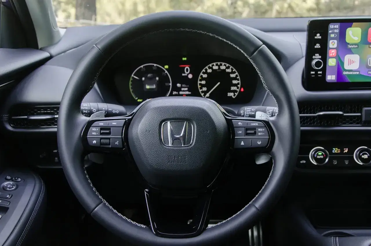 Kierownica Honda ZR-V z ekranem multimedialnym i cyfrowymi zegarami.