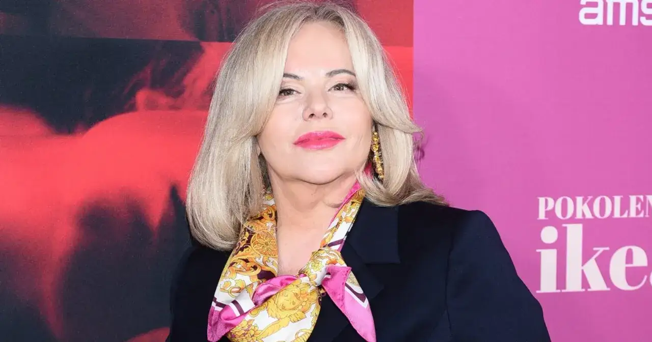 Kobieta z blond włosami i kolorowym szalem, zastanawia się, ile zarabia aktorka w Polsce.