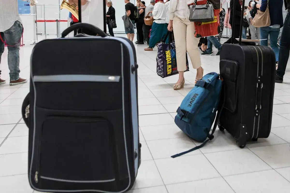 Podróżnik na lotnisku z walizką