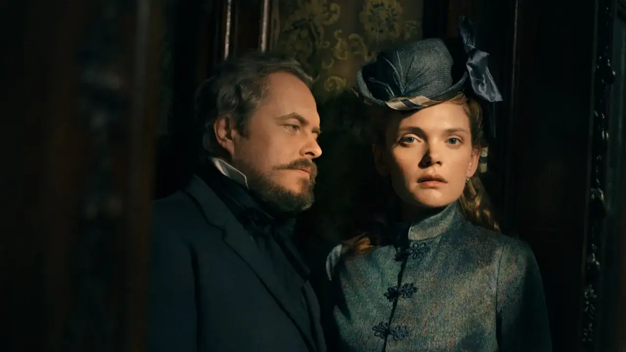 Wokulski jako romantyk, wpatrzony w Izabelę, która spogląda w dal.