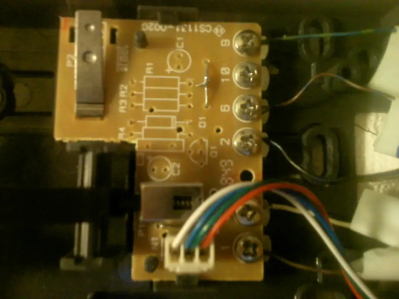 Płytka drukowana domofonu z widocznymi elementami elektronicznymi i przewodami. Może pomóc w zrozumieniu, jak podgłośnić domofon.