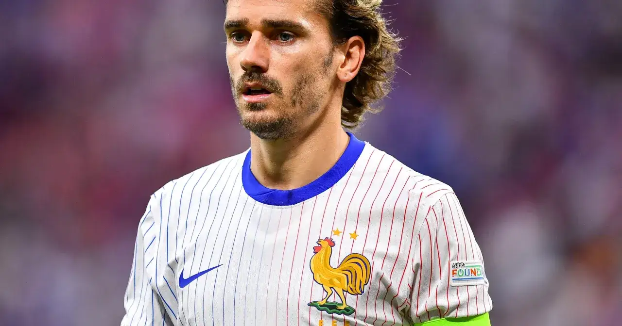 Piłkarz z symbolem koguta, który jest symbolem Francji, na koszulce.