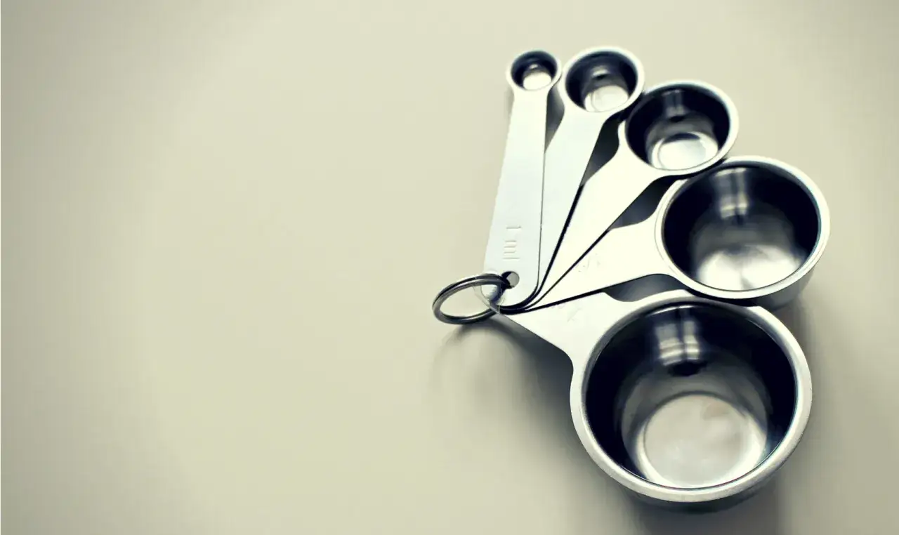 70g cukru pudru w szklance i na łyżkach