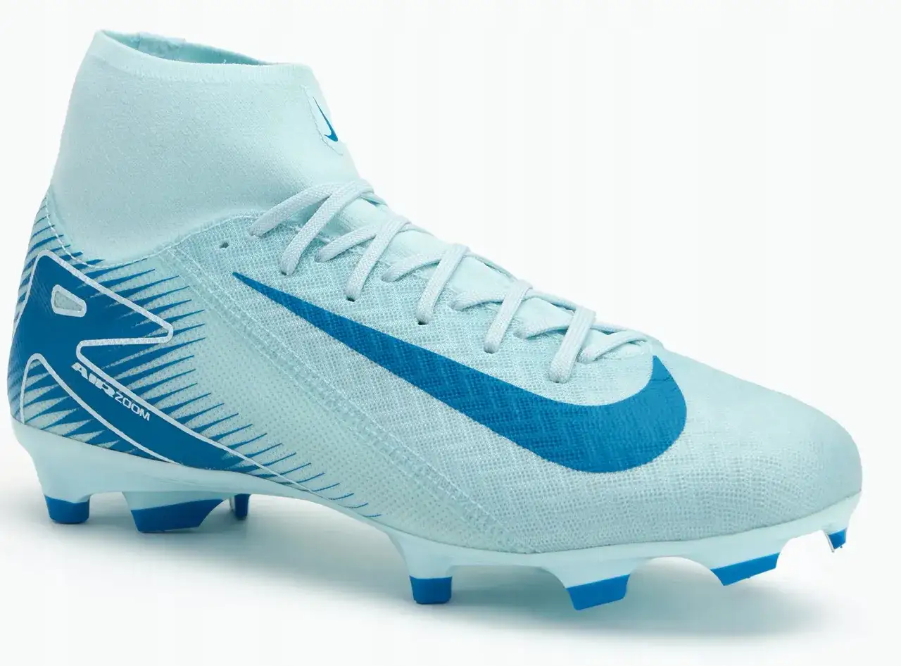 Jasnoniebieskie buty piłkarskie Nike z wysoką cholewką i niebieskim logo. R&oacute;żnice między korkami profesjonalnymi a amatorskimi są widoczne w technologii i materiałach.