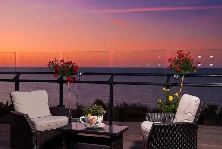 Restauracja Jastrzębia G&oacute;ra widok na morze klif zach&oacute;d słońca