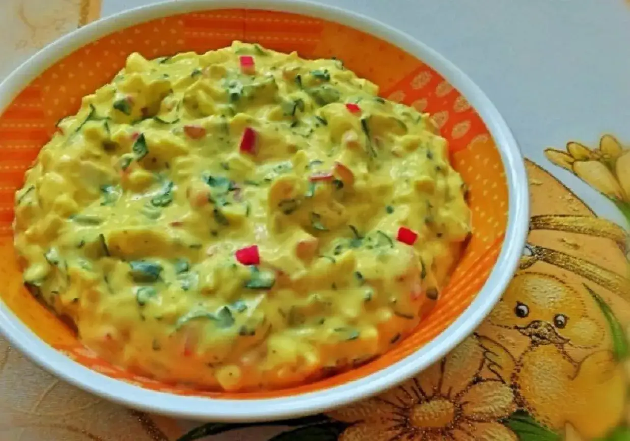 Pyszna pasta jajeczna z rzodkiewką i szczypiorkiem, idealna na śniadanie. Prosty przepis, jak zrobić pastę jajeczną.