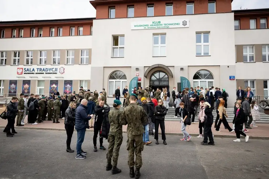 Zdjęcie Praca po studiach wojskowych: najlepsze ścieżki kariery i możliwości zatrudnienia