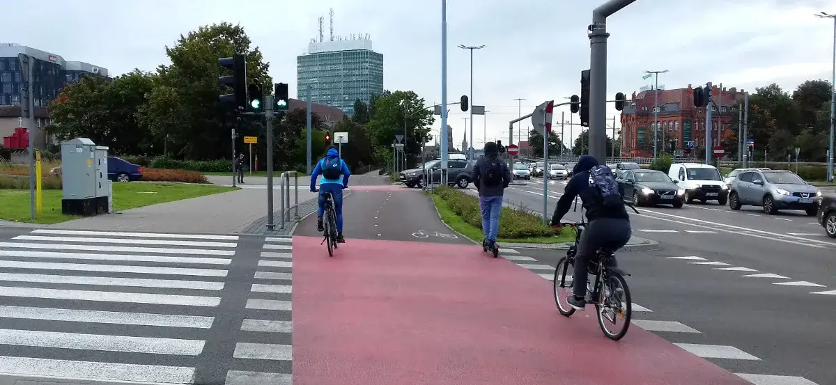 Rowerzysta na chodniku i na ścieżce rowerowej