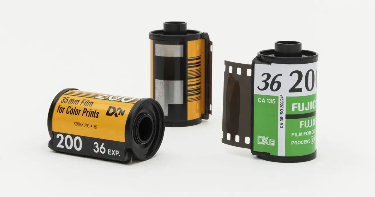 Trzy klisze do aparatu: Kodak 200, DXN i Fuji. Zastanawiasz się, ile kosztują klisze do aparatu?