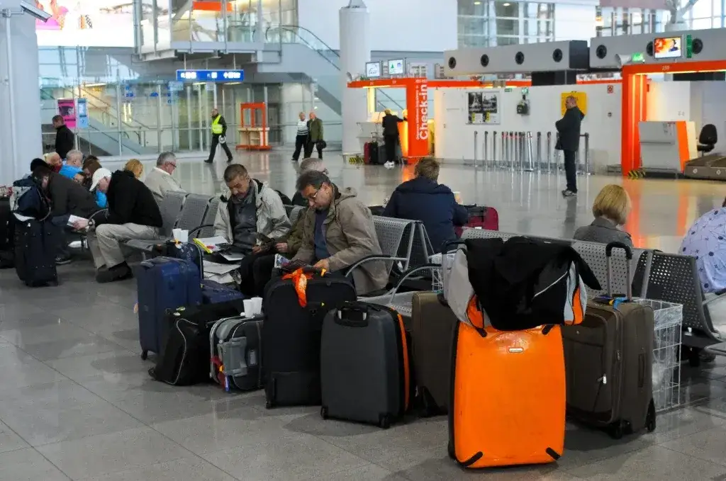lotnisko przesiadkowe, pasażerowie oczekujący na lotnisku