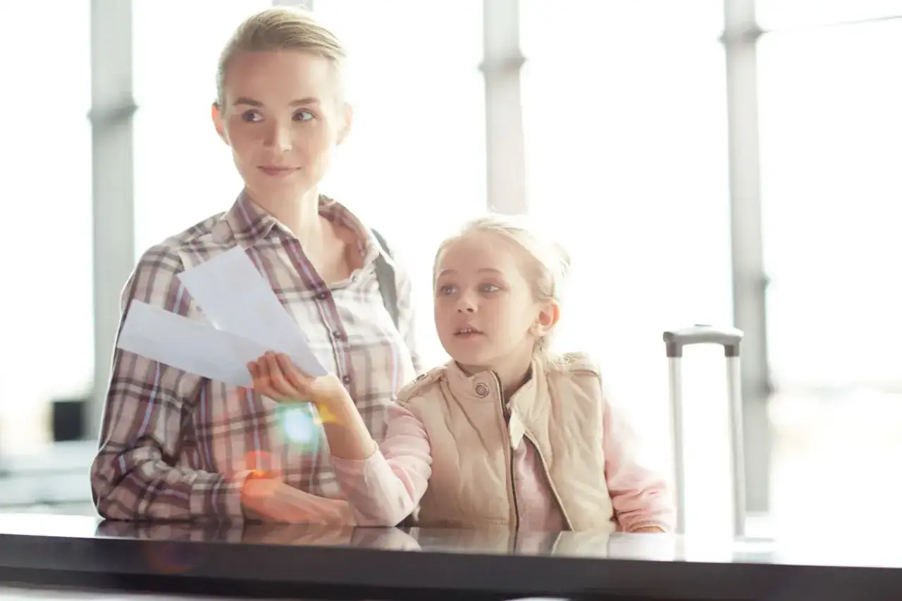 rodzice z dzieckiem w urzędzie paszportowym