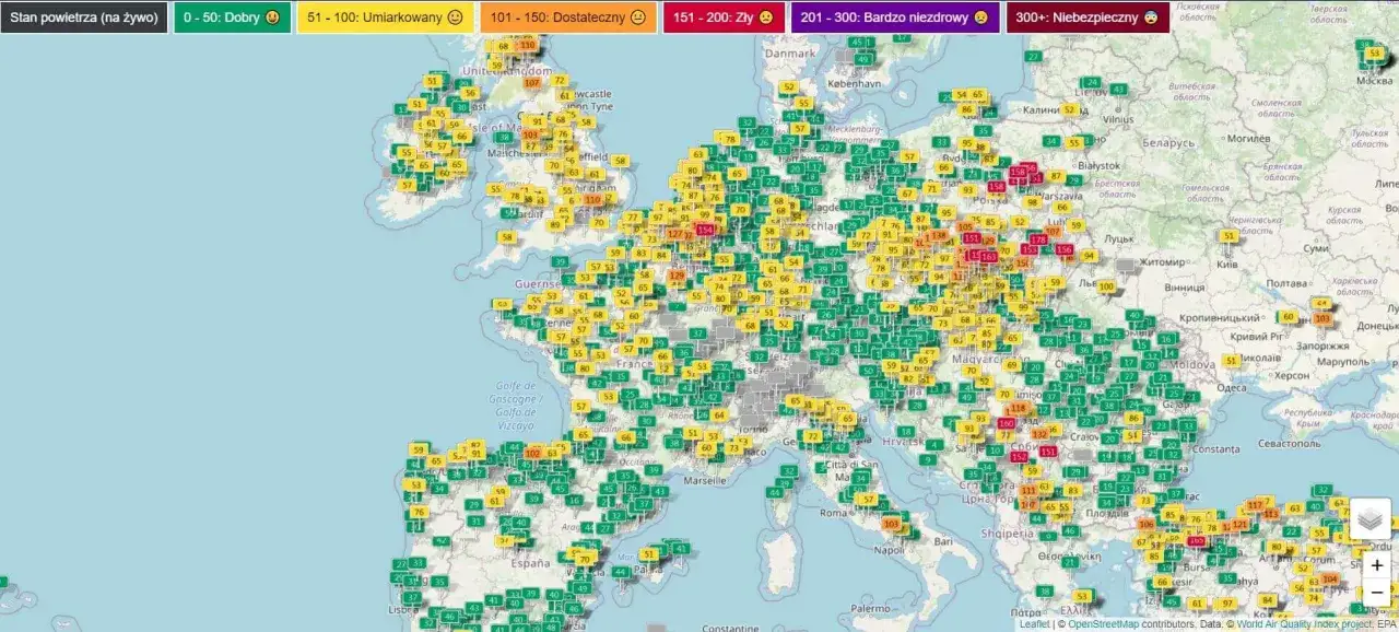 Mapa Europy z kolorowymi wskaźnikami pokazującymi **aqi normy** jakości powietrza. Zielone punkty oznaczają dobry stan, ż&oacute;łte umiarkowany, a czerwone i fioletowe wskazują na zły lub niebezpieczny.