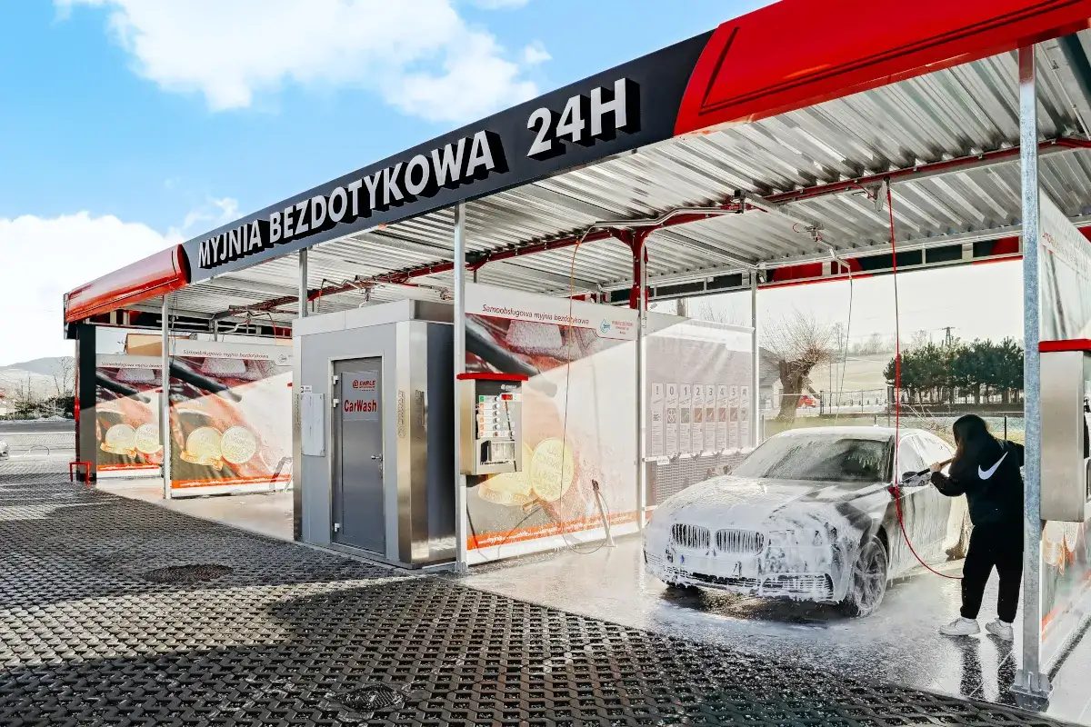Nowoczesna myjnia automatyczna bezdotykowa vs szczotkowa