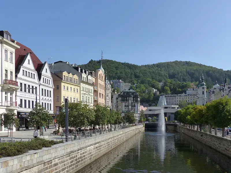 Karlowe Wary kolumnady i rzeka Tepl&aacute;