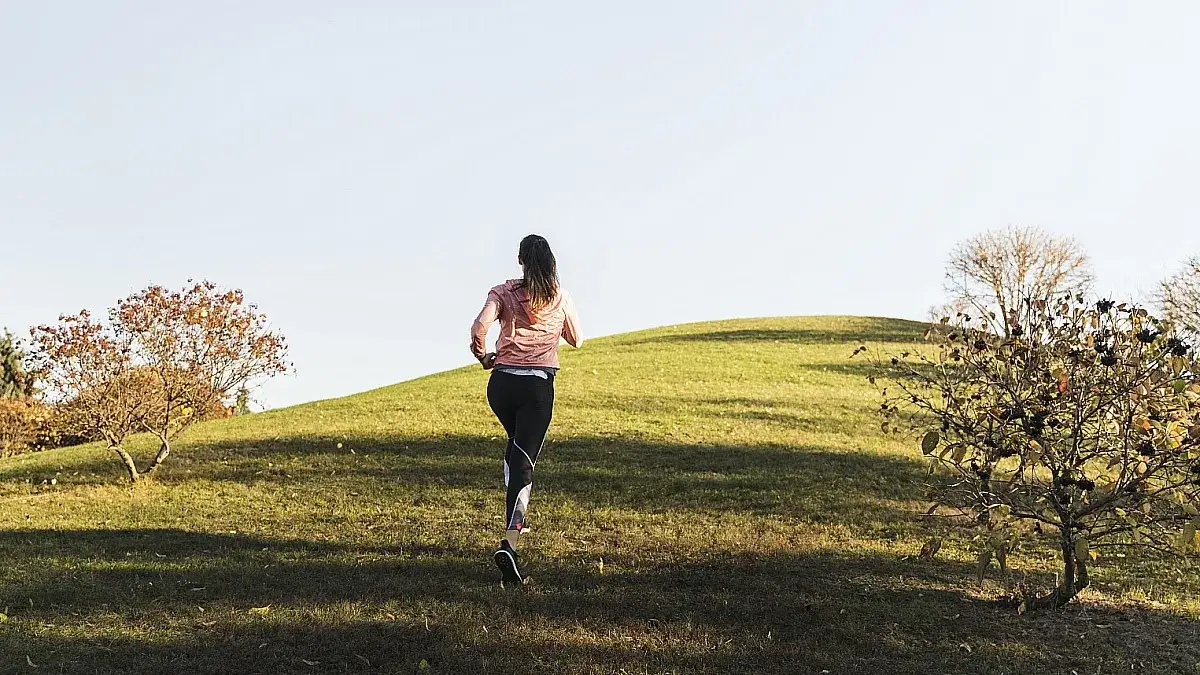 biegacz rano na czczo w parku