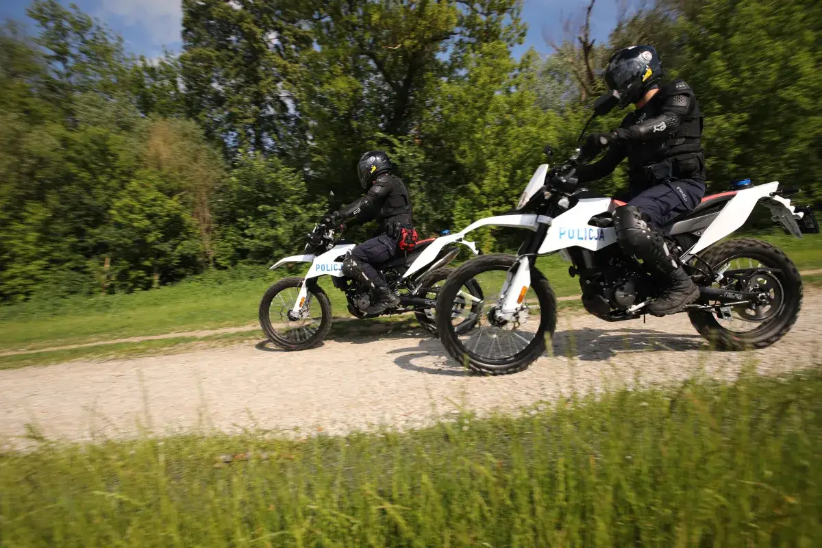 Policjanci na motocyklach crossowych patrolują teren. Czy crossem można jeździć po ulicy? Te maszyny są wszechstronne!