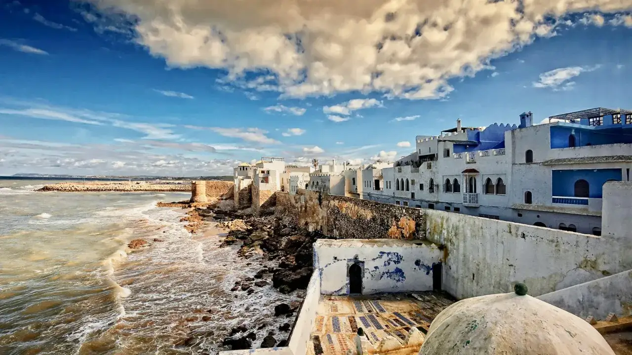 Białe miasteczko nad oceanem, z niebieskimi akcentami architektonicznymi. Idealne miejsce, by poczuć klimat Maroka i zastanowić się, co zobaczyć.
