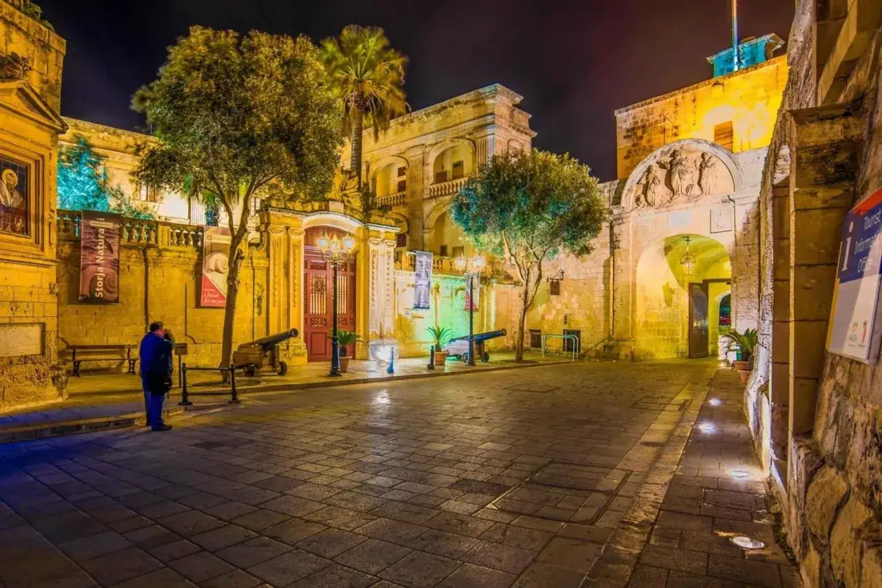 Mdina wąskie uliczki nocą